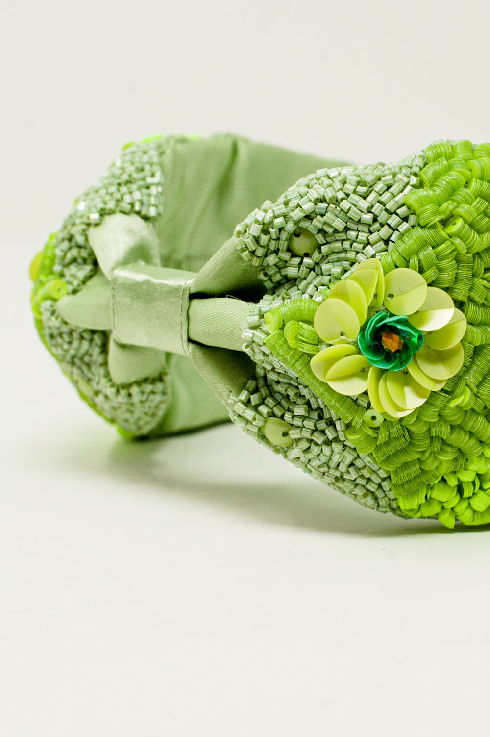 Diadema gruesa embellecida con flores verdes