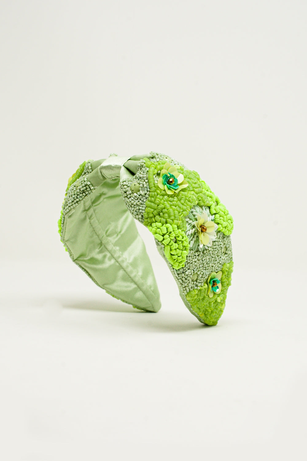 Diadema gruesa embellecida con flores verdes