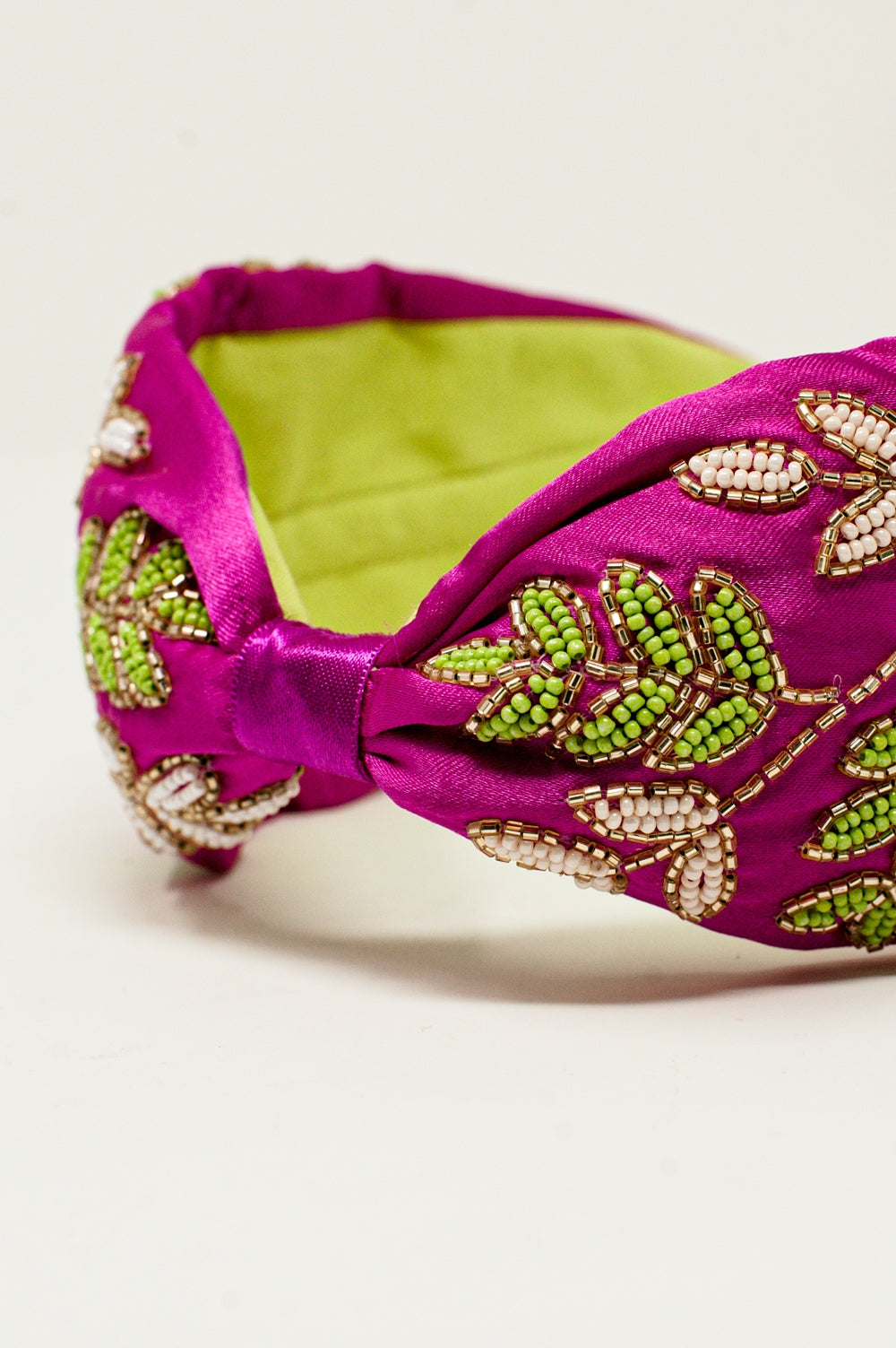 Diadema morado decorado con flores