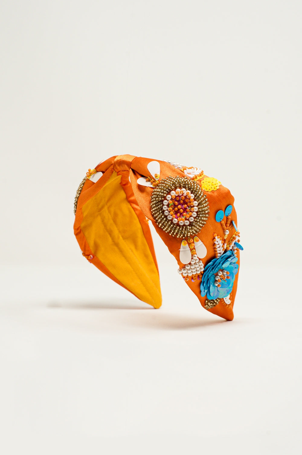 Diadema naranja con adornos