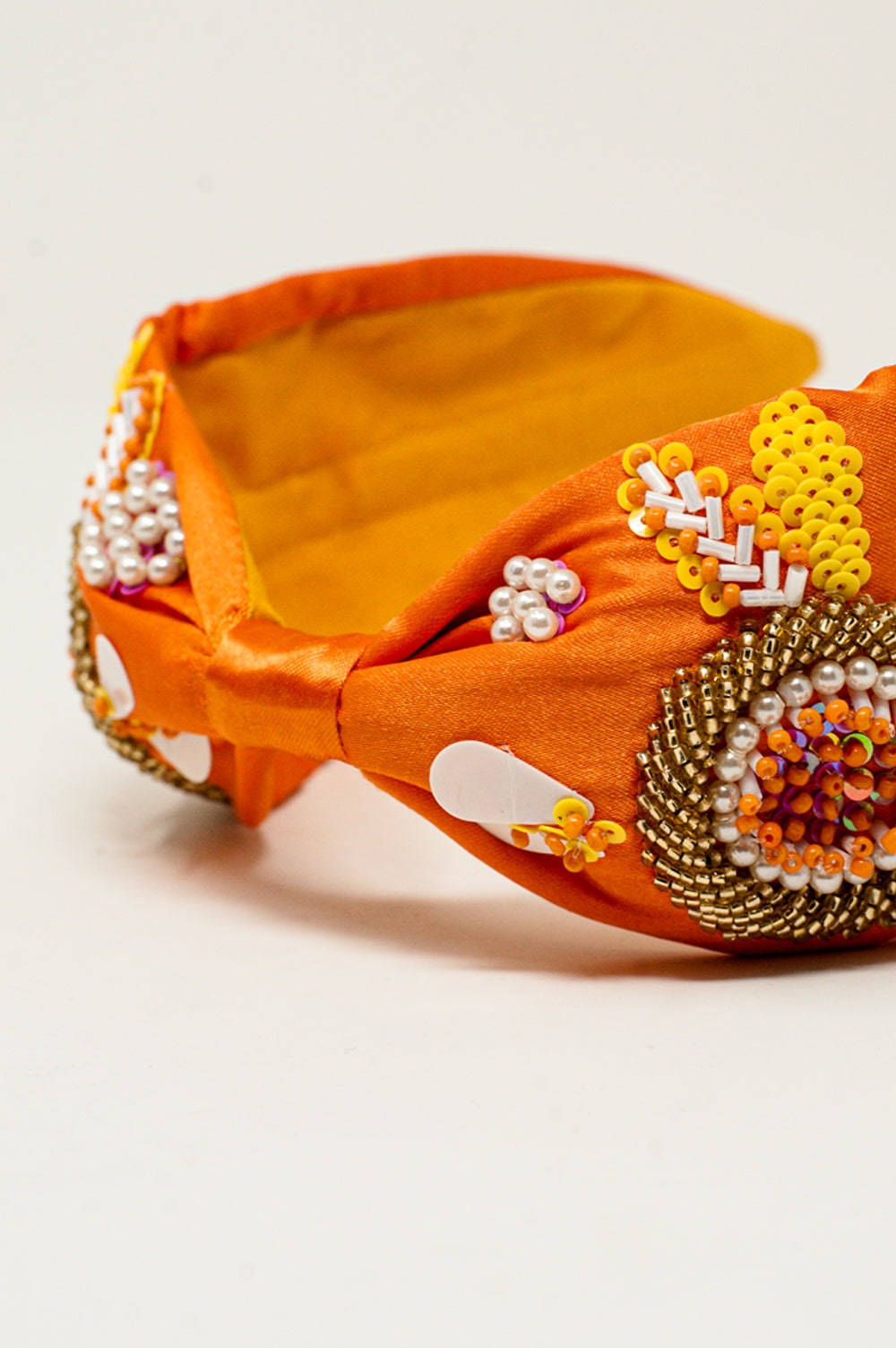 Diadema naranja con adornos