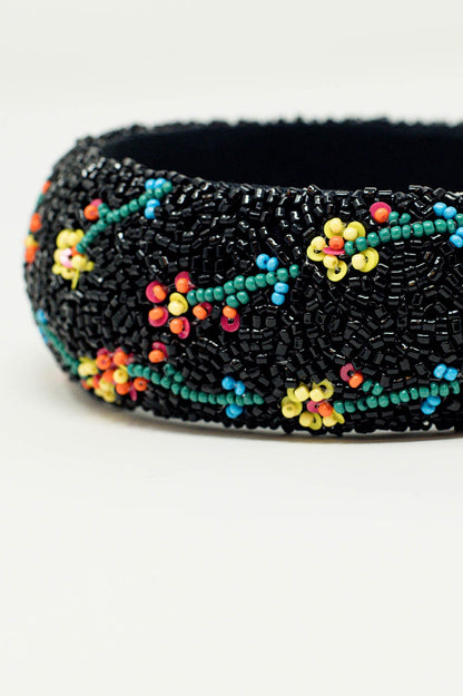 Diadema negra con adornos de cuentas