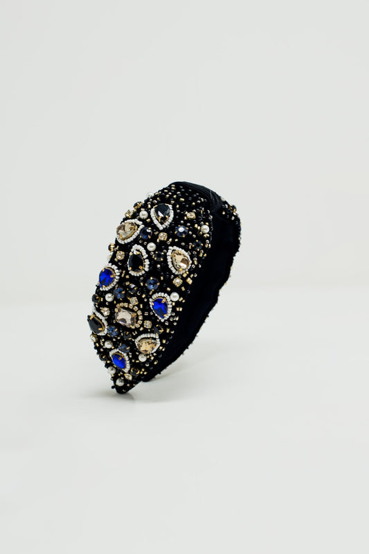 Q2 Diadema negra con joyas bordadas grandes y pequeñas.