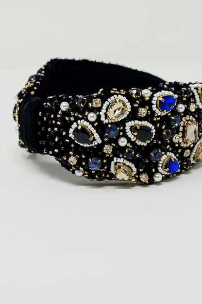 Diadema negra con joyas bordadas grandes y pequeñas.