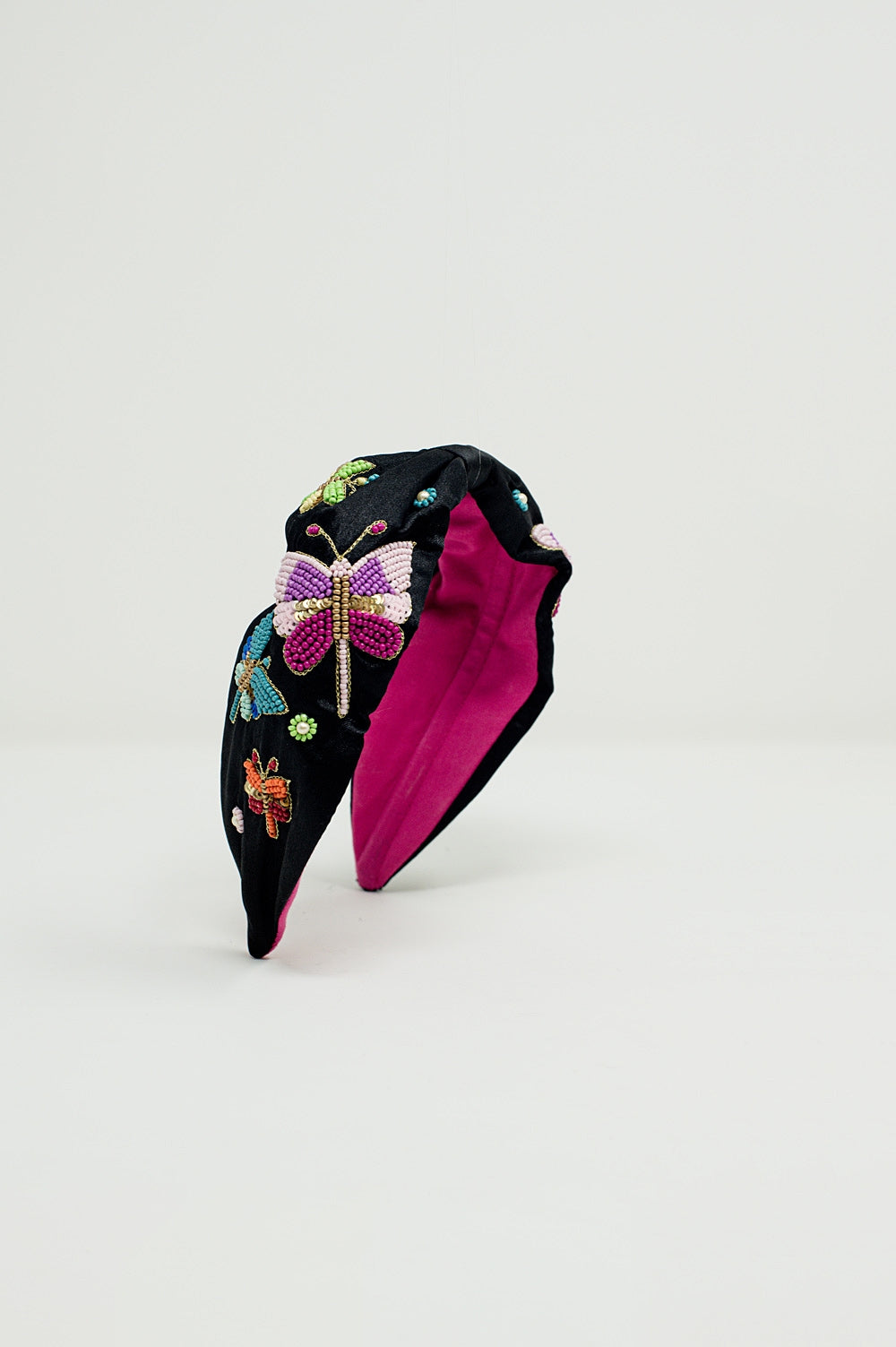 Q2 Diadema negra con mariposas y flores bordadas