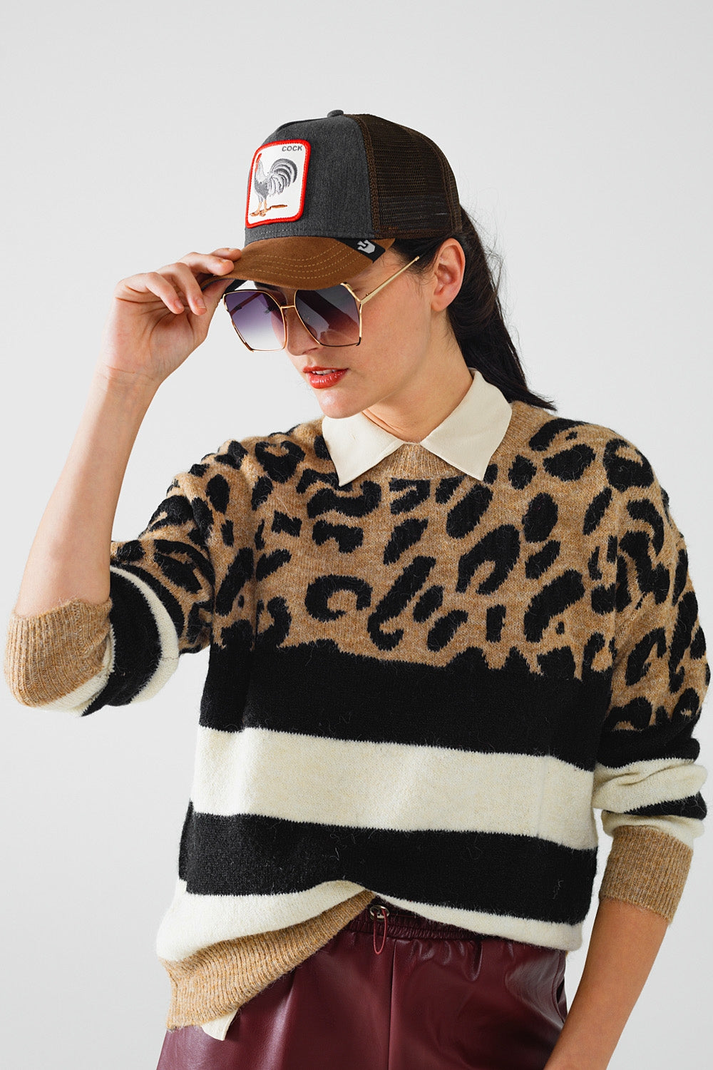 elegante suéter de punto con estampado de pantera y rayas blancas y negras