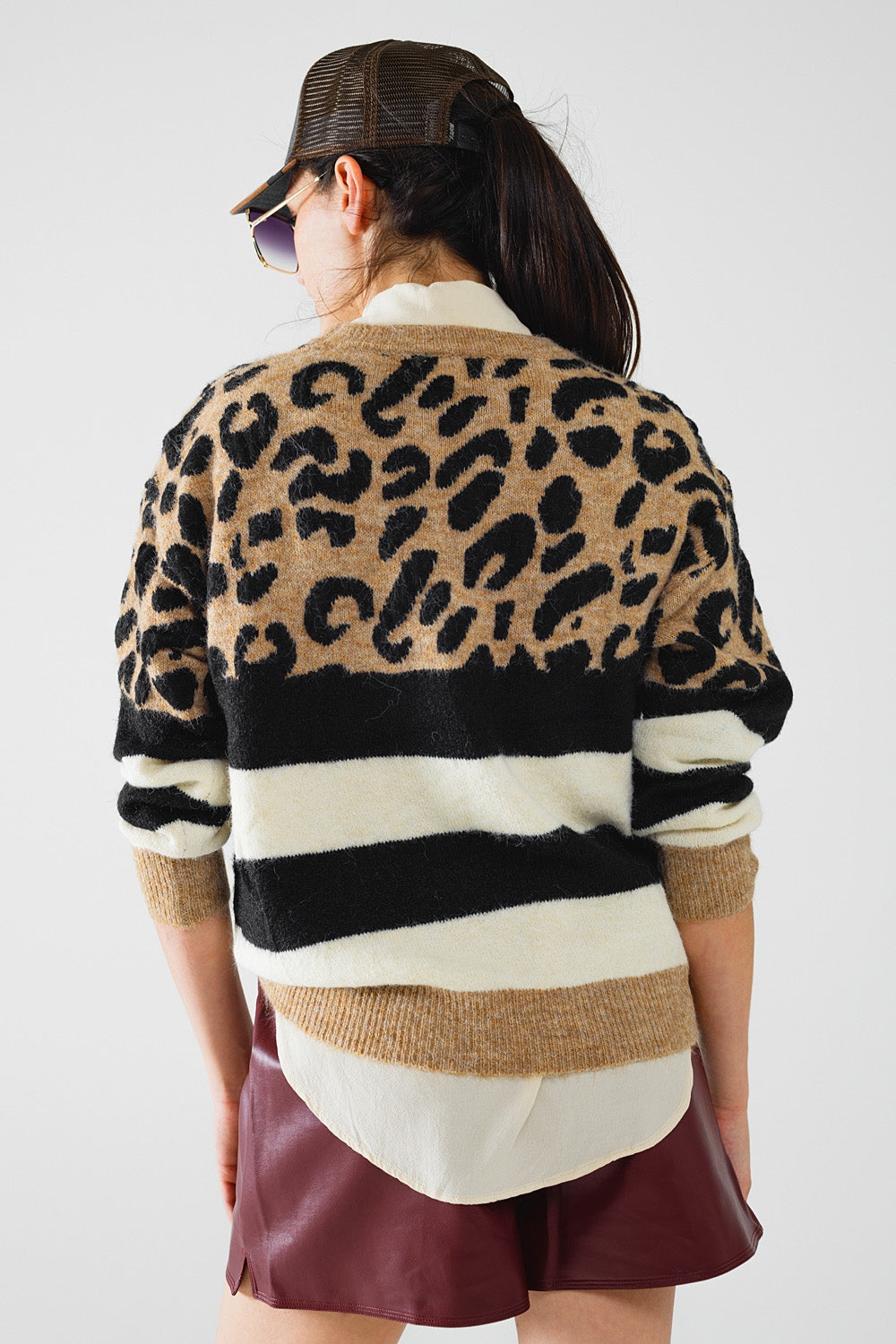 elegante suéter de punto con estampado de pantera y rayas blancas y negras
