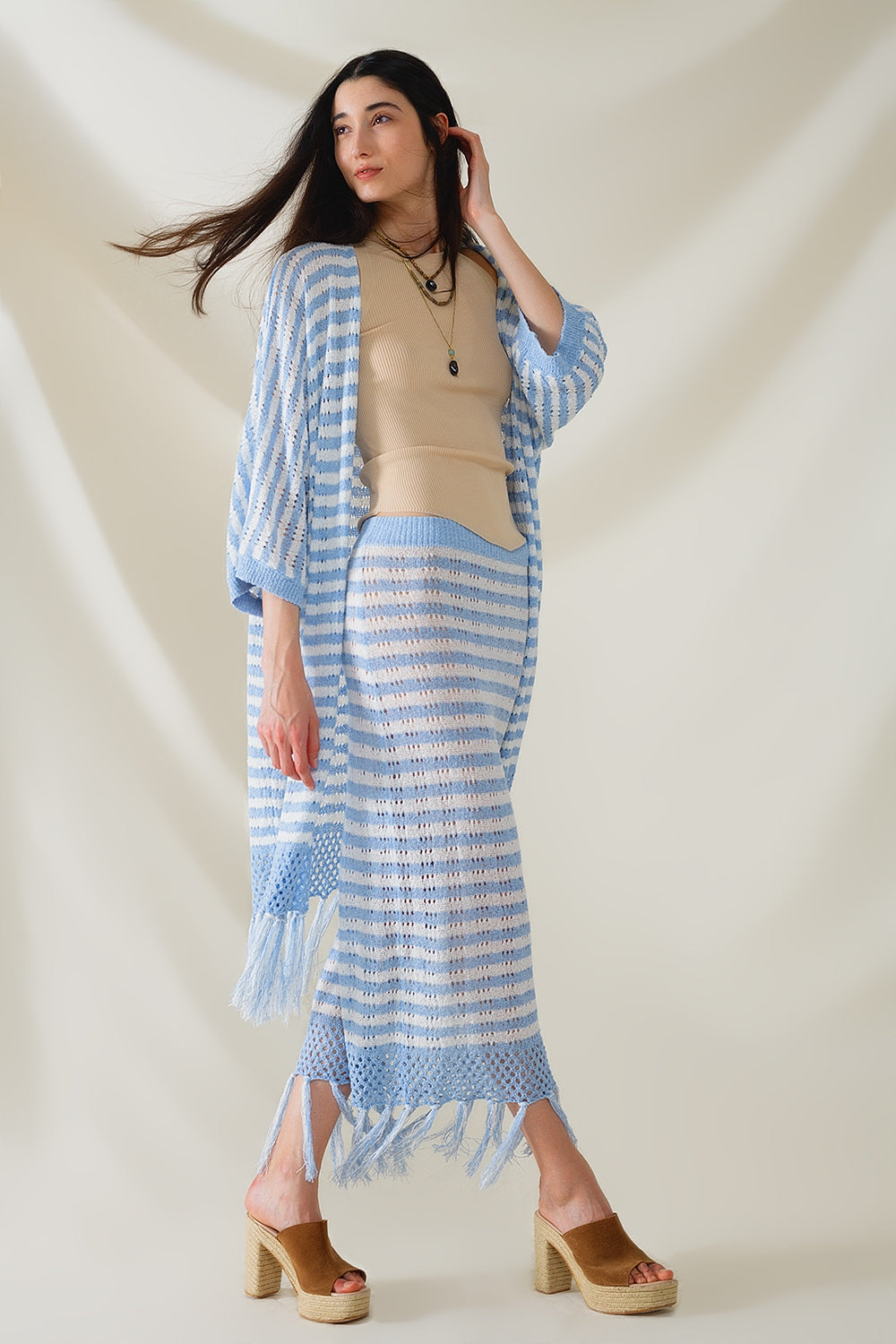 Falda blanca midi de crochet con rayas azules y dobladillo de flecos