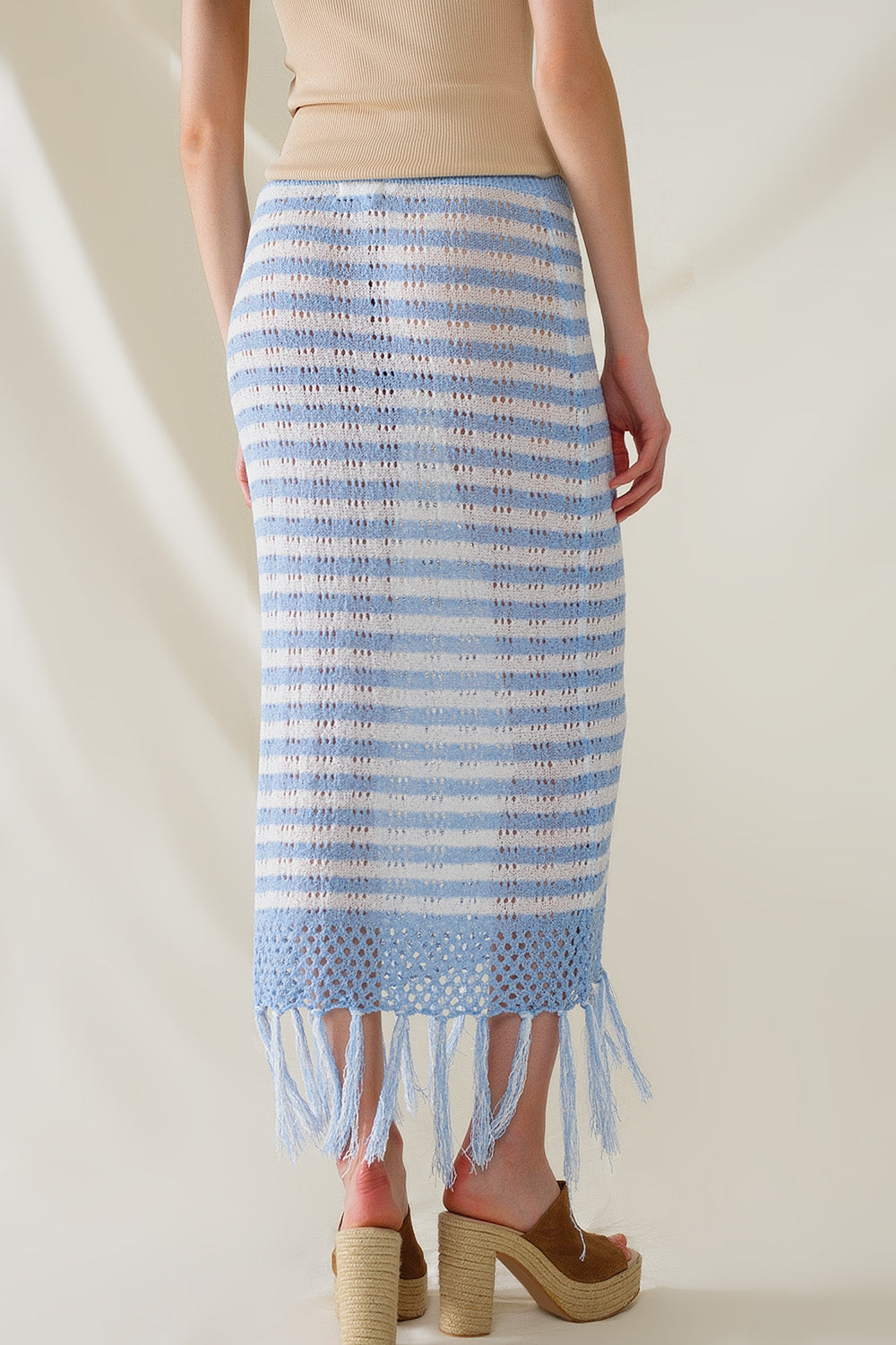 Falda blanca midi de crochet con rayas azules y dobladillo de flecos