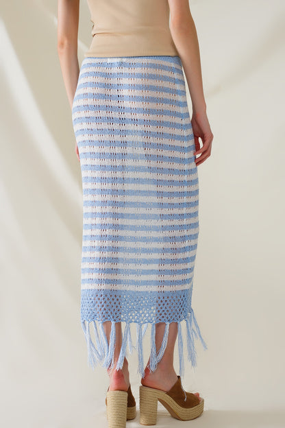 Falda blanca midi de crochet con rayas azules y dobladillo de flecos