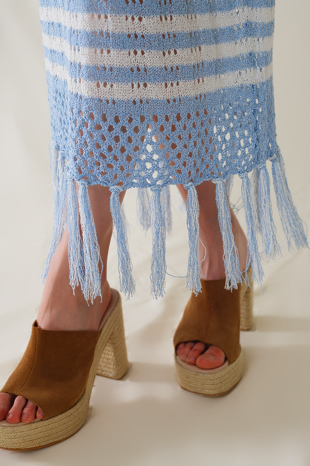 Falda blanca midi de crochet con rayas azules y dobladillo de flecos