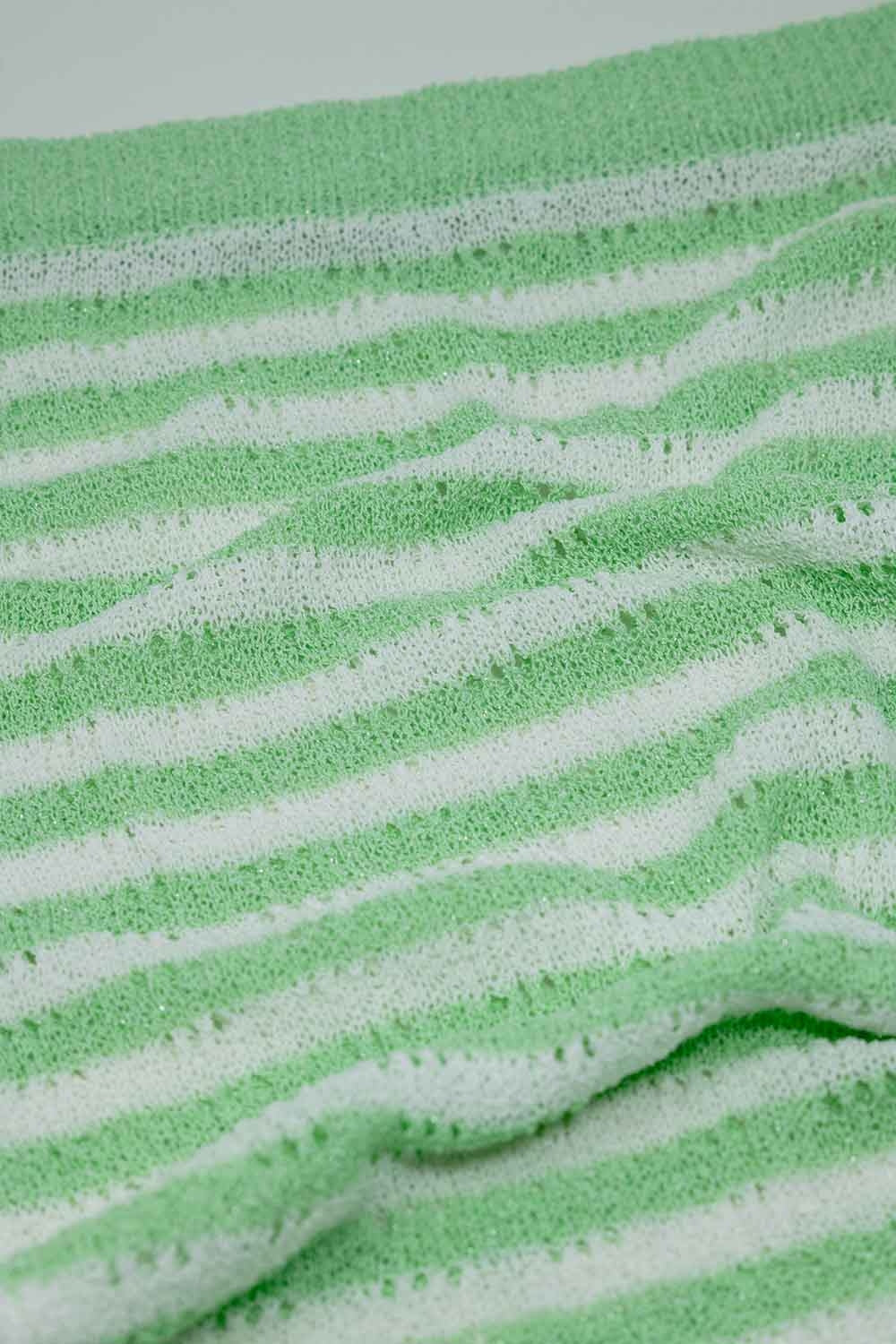 Falda blanca midi de crochet con rayas verdes y dobladillo de flecos