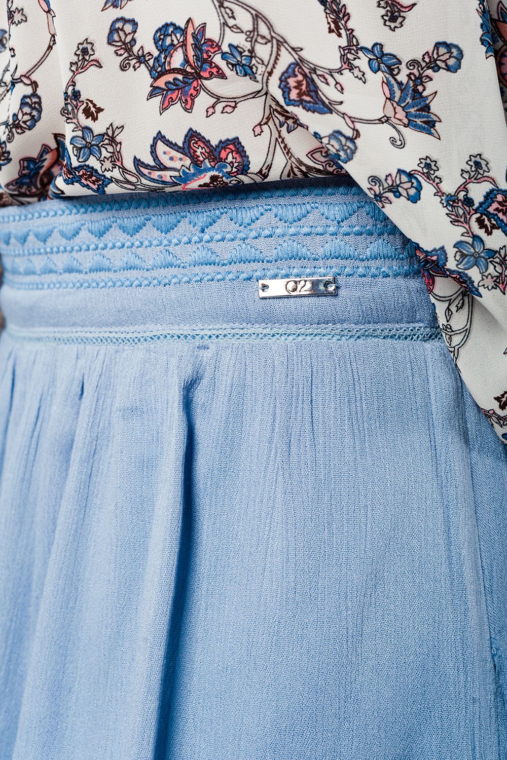 Falda corta azul con bordado azteca