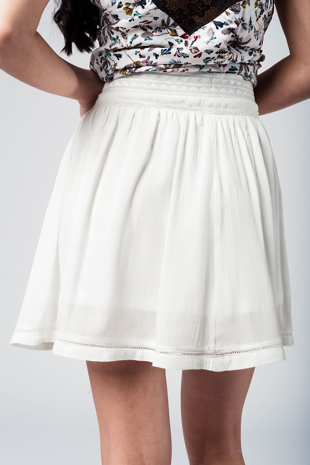 Falda corta blanca con bordado azteca