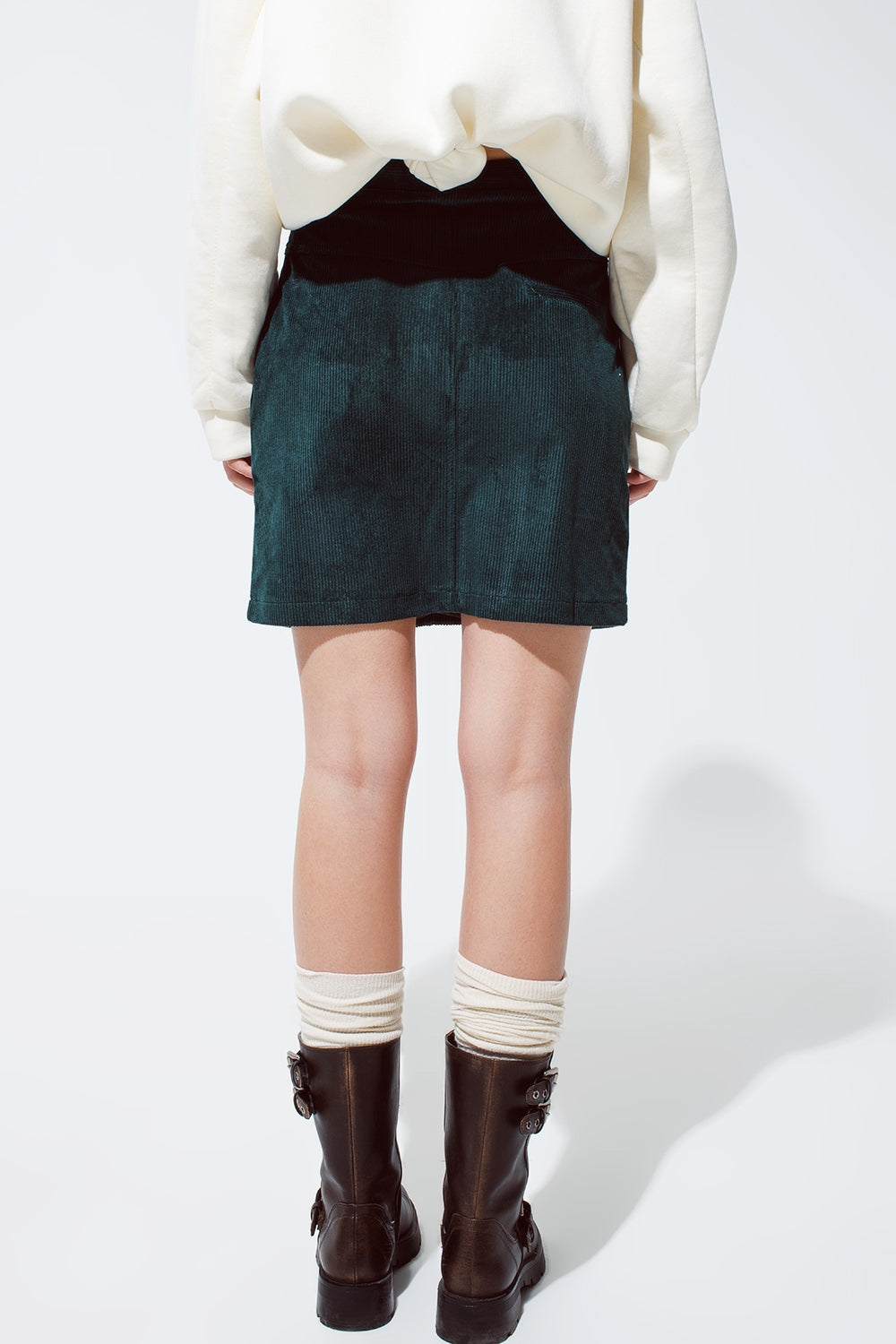 falda corta de pana verde con bolsillos