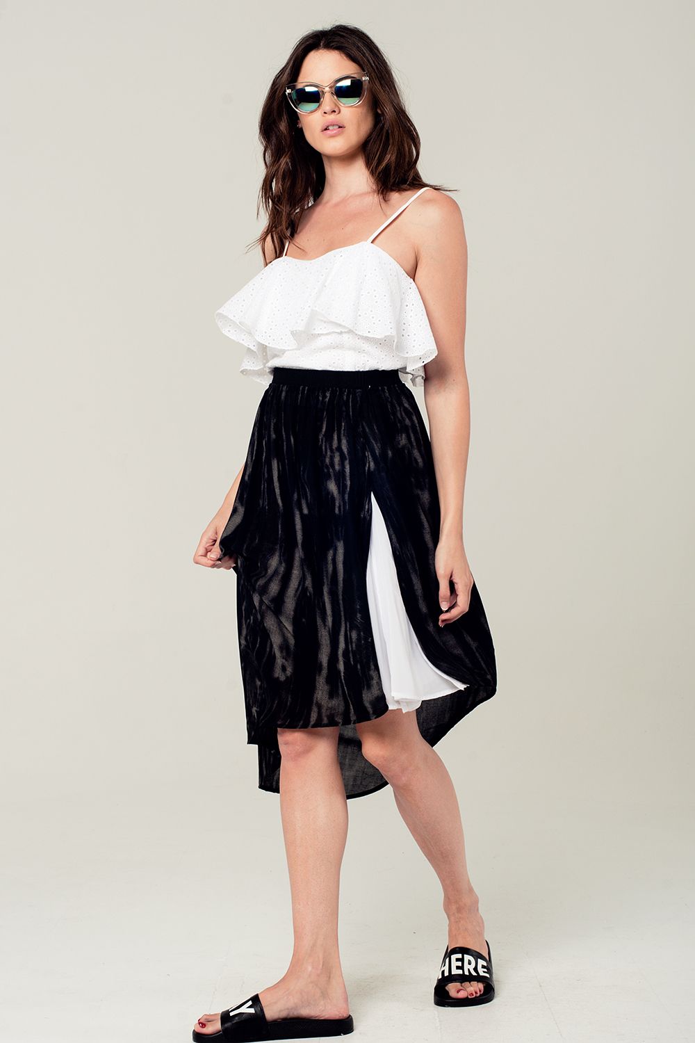 Falda estampada en negro y gris de corte asimétrico