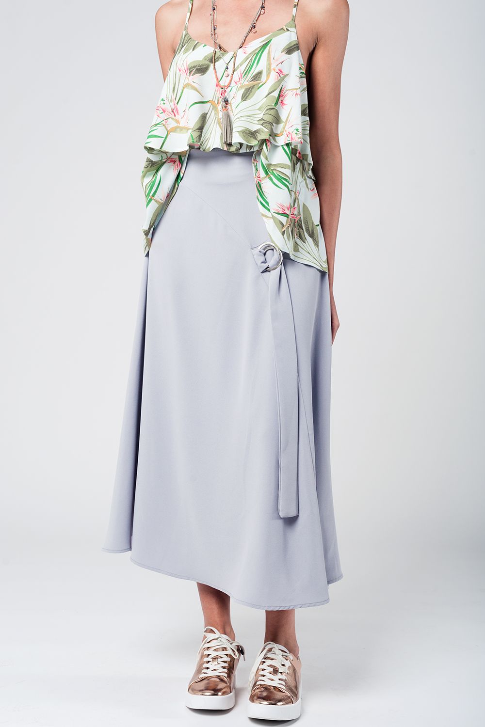 Falda midi gris con cinturón