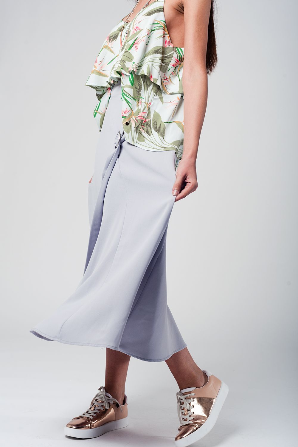 Falda midi gris con cinturón