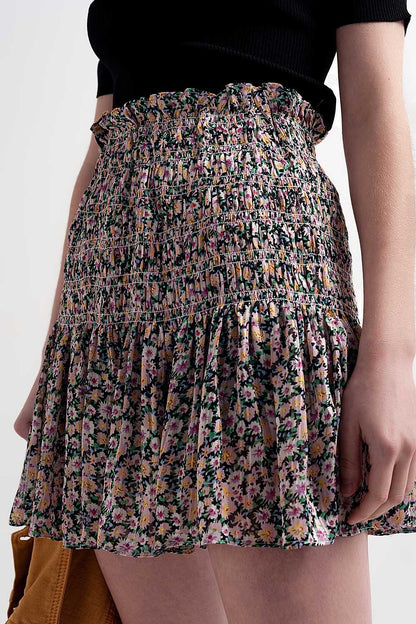 Falda negra con estampado de florecitas y diseño fruncido