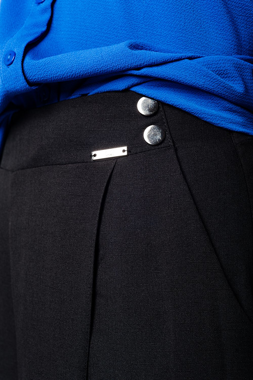 Falda pantalón negro con botones de plata