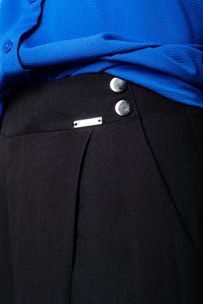 Falda pantalón negro con botones de plata
