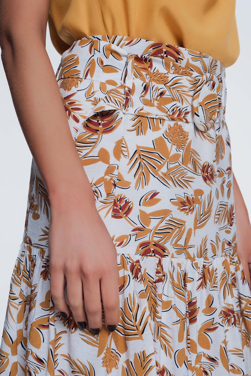 Falda recta a media pierna con estampado floral de jungla