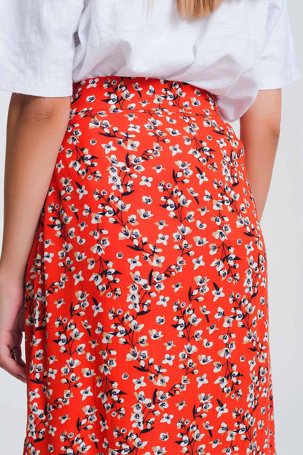 Falda roja asimétrica y cruzada con estampado