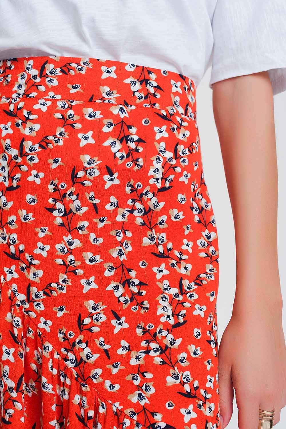 Falda roja asimétrica y cruzada con estampado