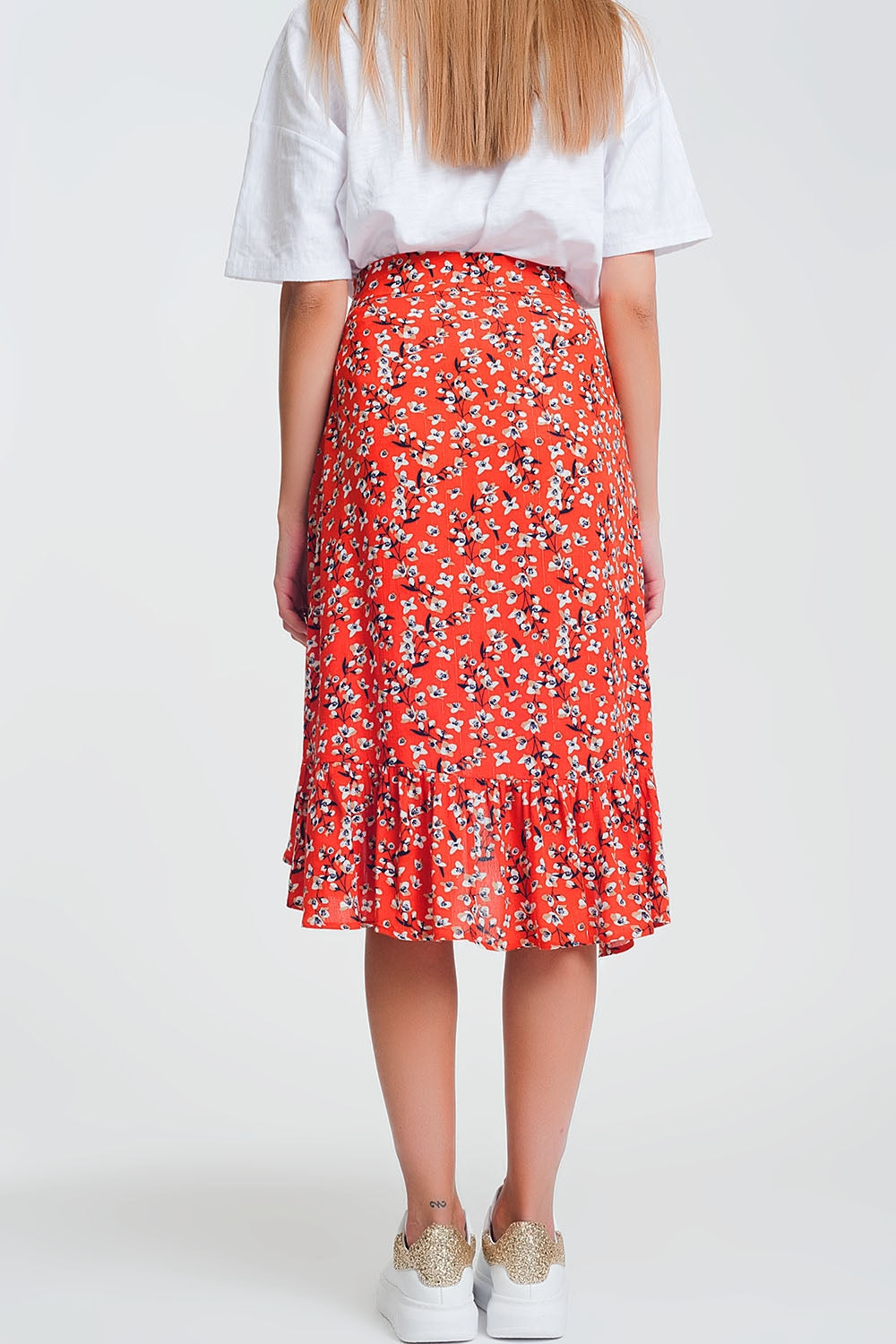Falda roja asimétrica y cruzada con estampado