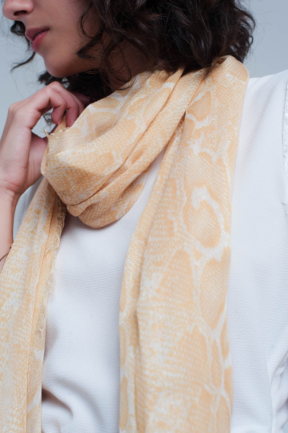 Fular amarillo con estampado de leopardo