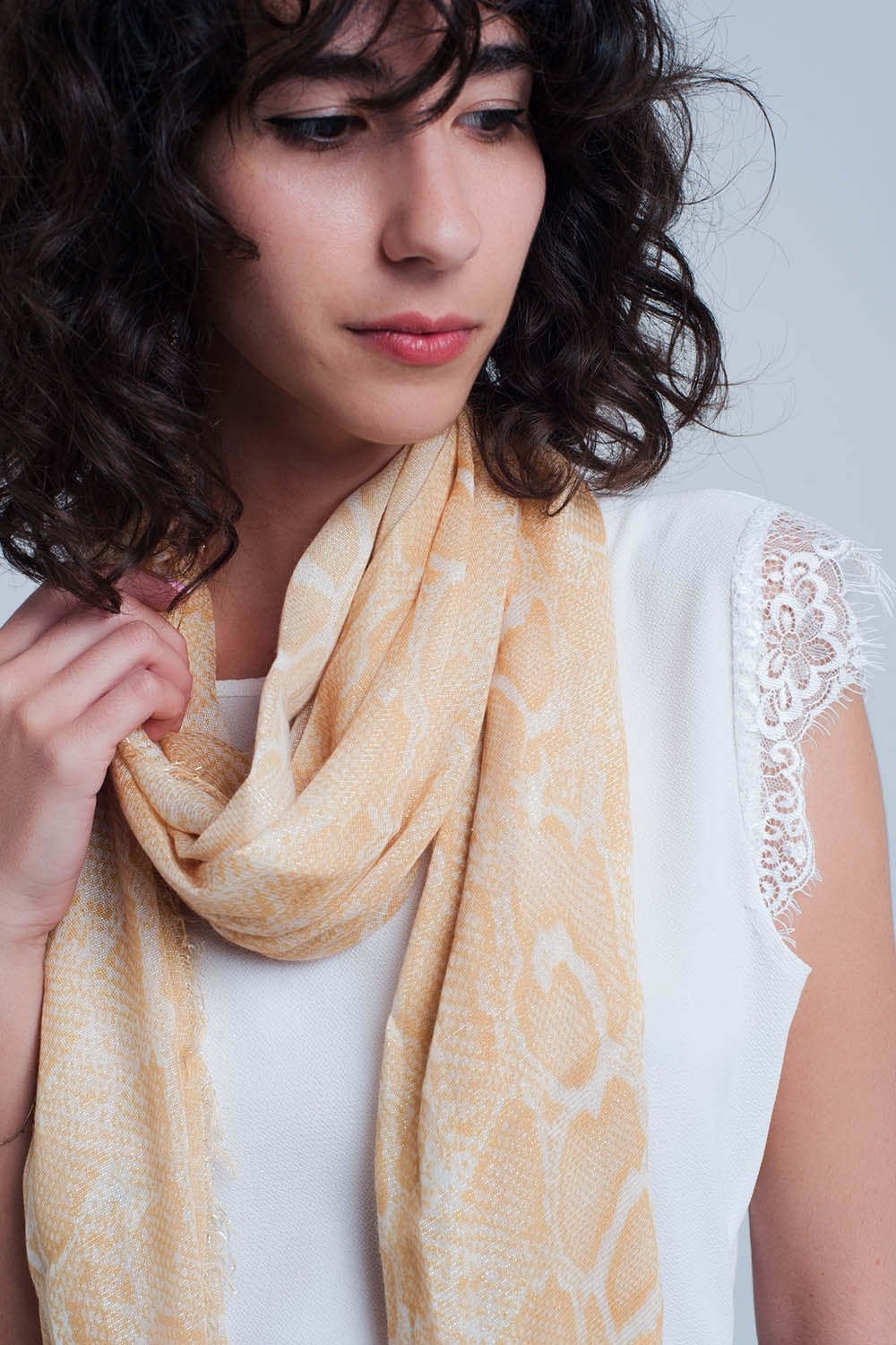 Fular amarillo con estampado de leopardo