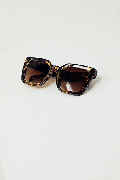 Gafas cuadradas alargadas con lentes oscuros en tonos de concha de tortuga