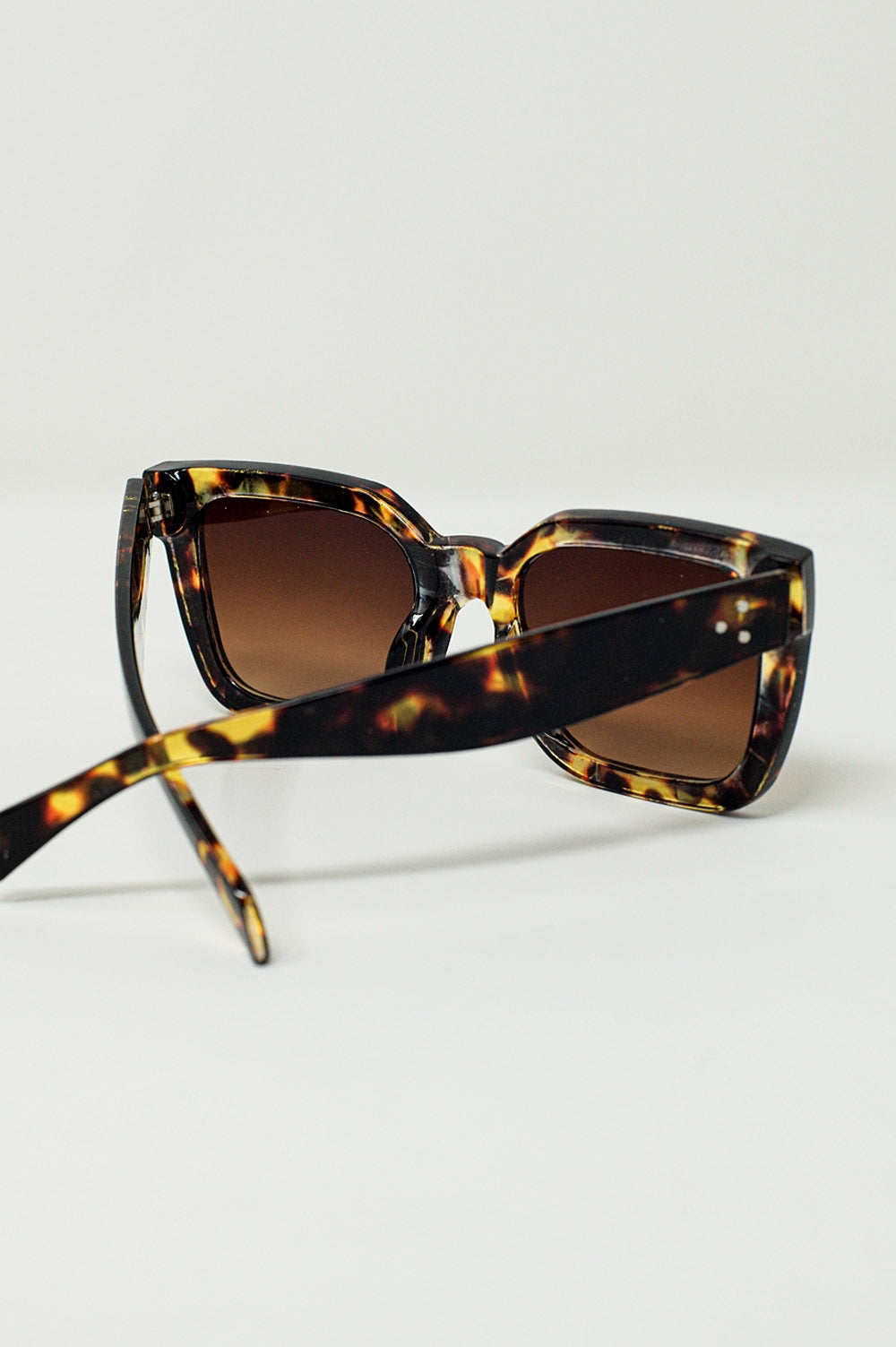 Gafas cuadradas alargadas con lentes oscuros en tonos de concha de tortuga