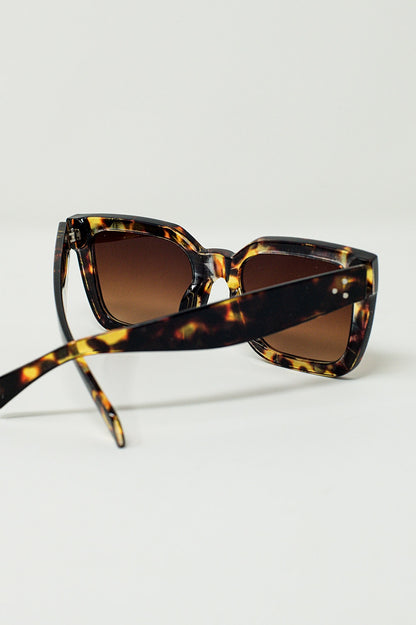 Gafas cuadradas alargadas con lentes oscuros en tonos de concha de tortuga