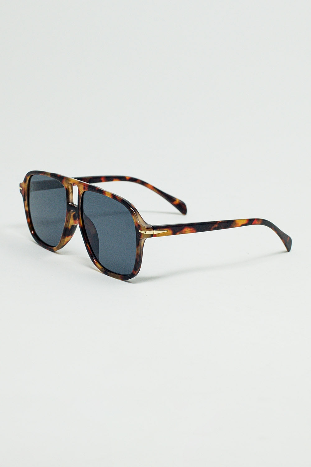 Gafas de aviador ovaladas con lentes ahumadas negras en carey
