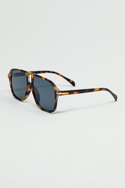 Gafas de aviador ovaladas con lentes ahumadas negras en carey