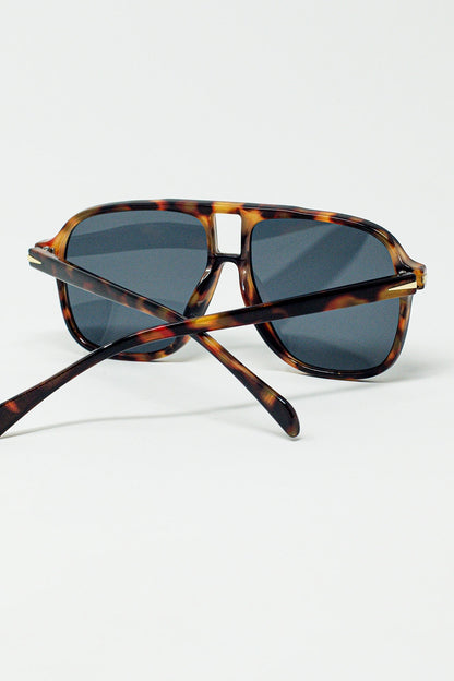 Gafas de aviador ovaladas con lentes ahumadas negras en carey