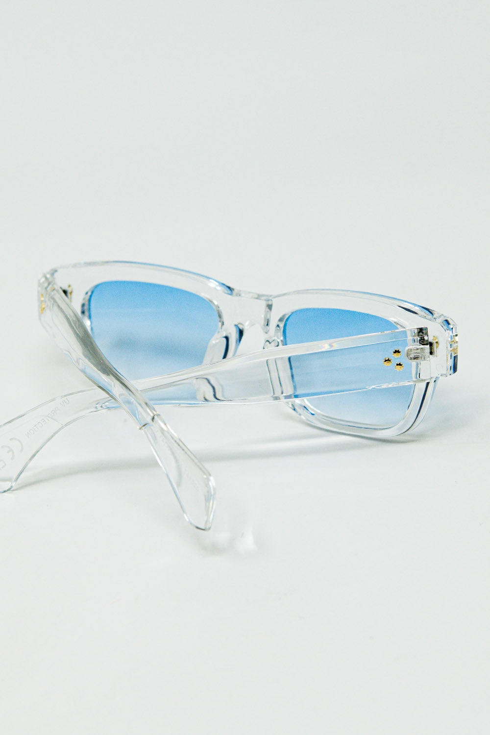 Gafas de sol blancas translúcidas con lentes ovaladas de color azul claro