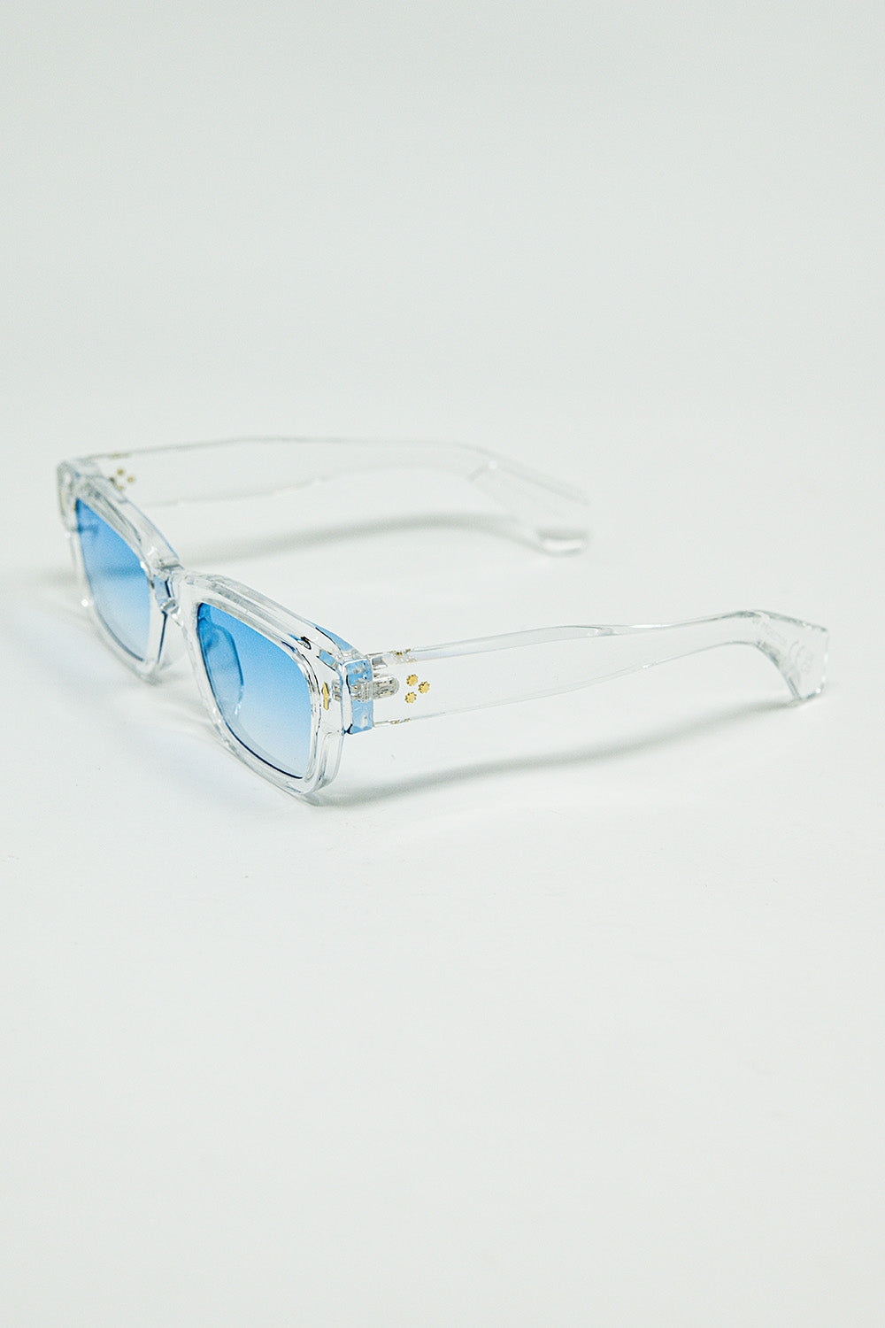 Gafas de sol blancas translúcidas con lentes ovaladas de color azul claro