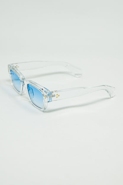 Gafas de sol blancas translúcidas con lentes ovaladas de color azul claro