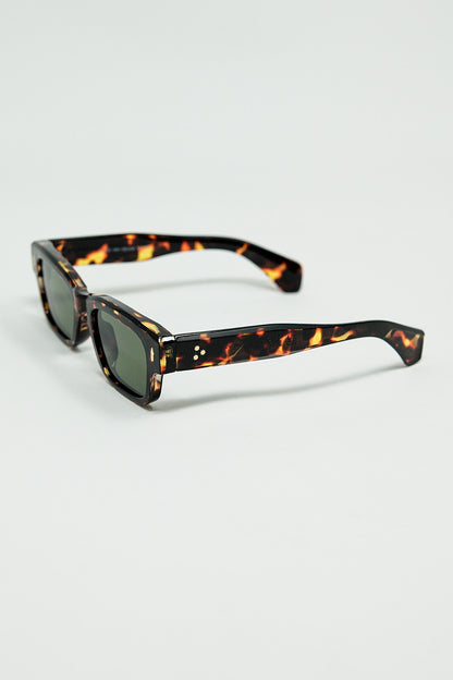 Gafas de sol color ámbar con lentes ovaladas de color verde oscuro