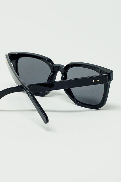 Gafas de sol con montura cuadrada biselada en negro