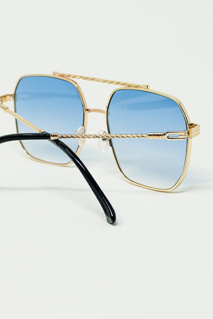 Gafas de sol con montura cuadrada dorada y azul claro degradado