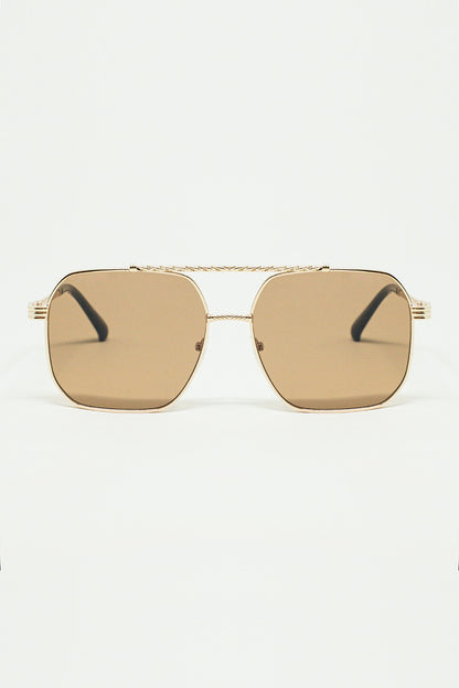 Q2 Gafas de sol con montura cuadrada dorada y lentes marrones
