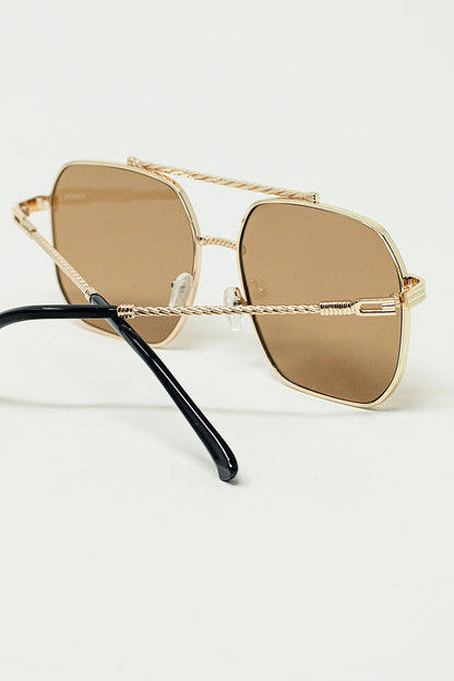 Gafas de sol con montura cuadrada dorada y lentes marrones