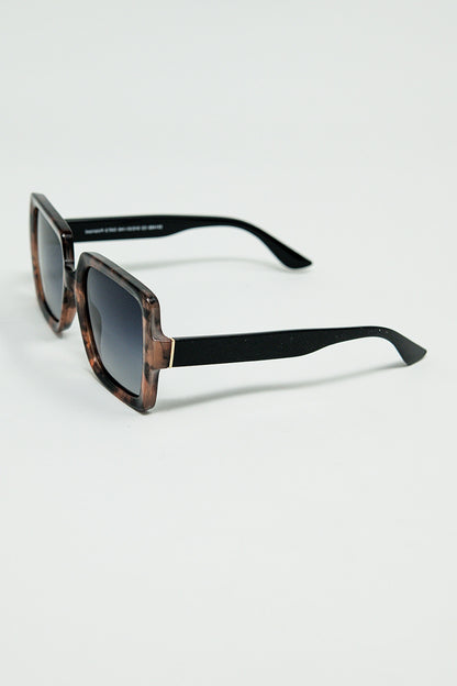 Gafas de sol con montura estampada marrón y patillas negras
