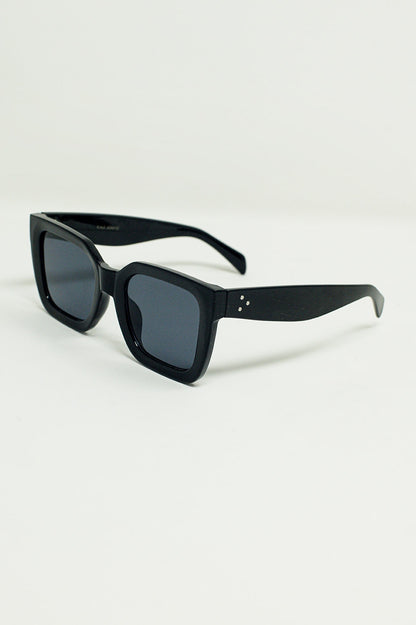 Gafas de sol cuadradas con cristales oscuros en negro