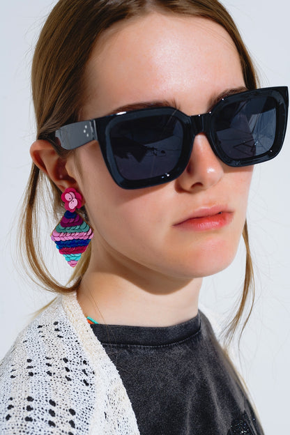 Gafas de sol cuadradas con cristales oscuros en negro