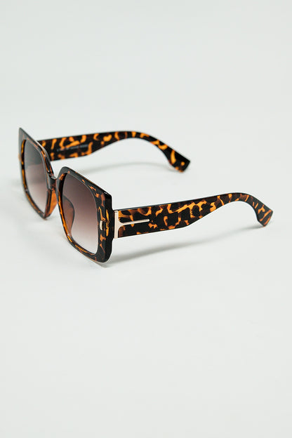 gafas de sol cuadradas con estampado de tigre y detalle dorado en el lateral