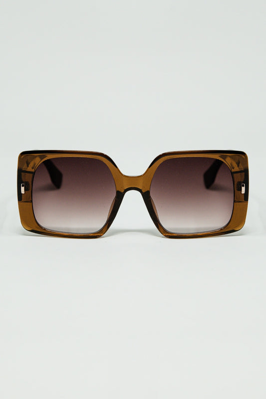 Q2 Gafas de sol cuadradas marrones con detalle dorado en el lateral